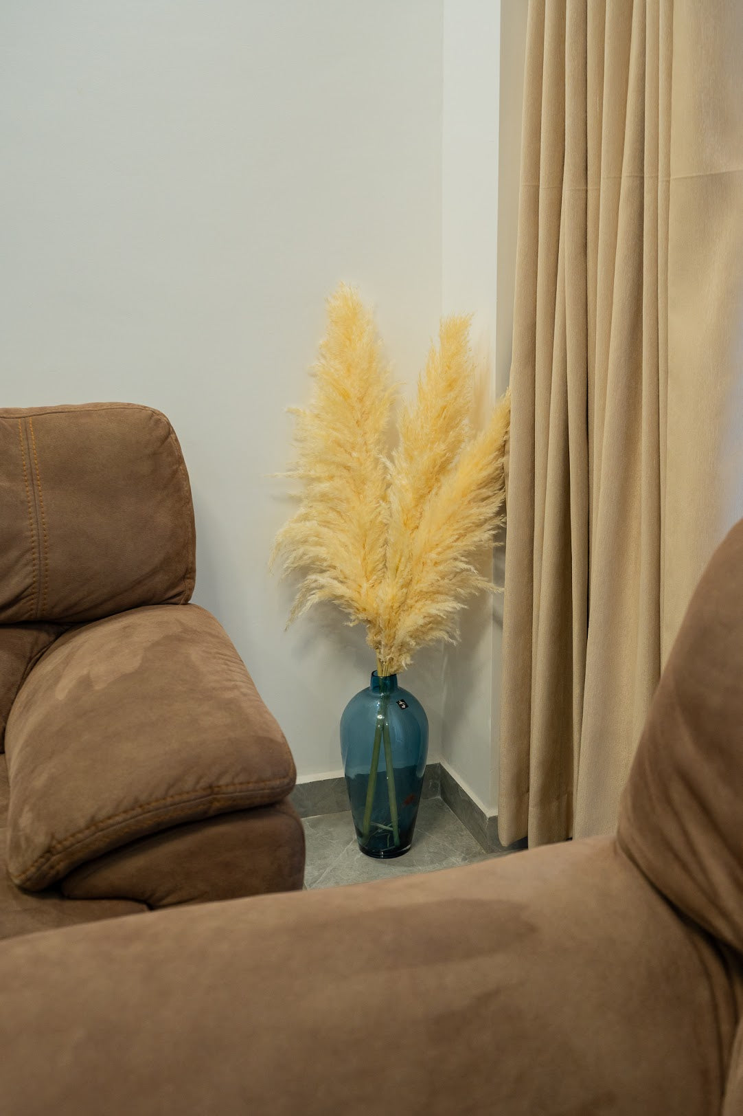 Beige pampas grass from Kenyan Lady Fleur dried flowers store set up in a floor vase.